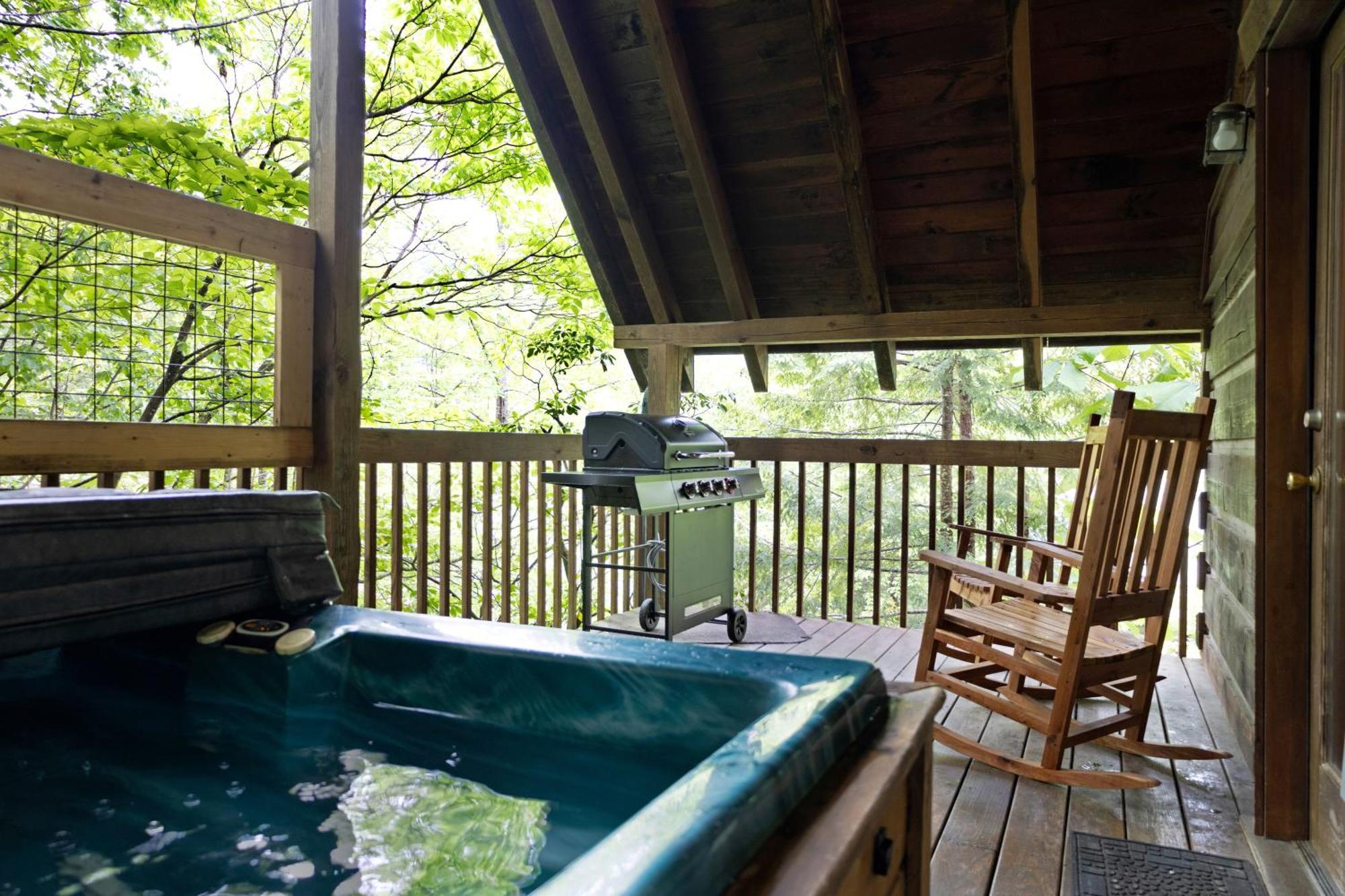 Cozy Cabin! Hot Tub, King Bed, Fireplace, & Pool Gatlinburg Exterior foto