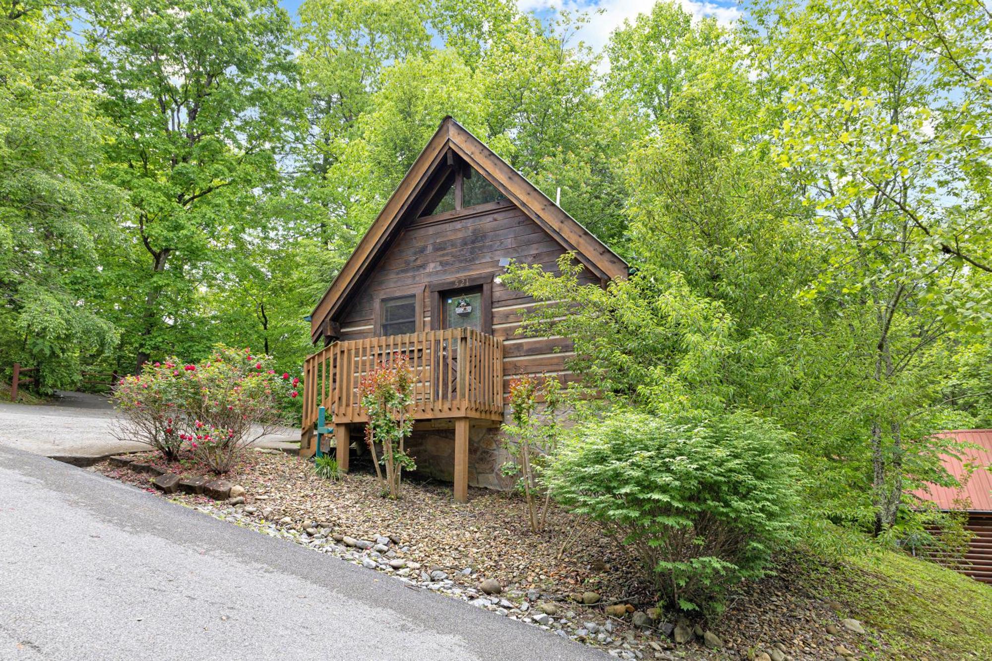 Cozy Cabin! Hot Tub, King Bed, Fireplace, & Pool Gatlinburg Exterior foto
