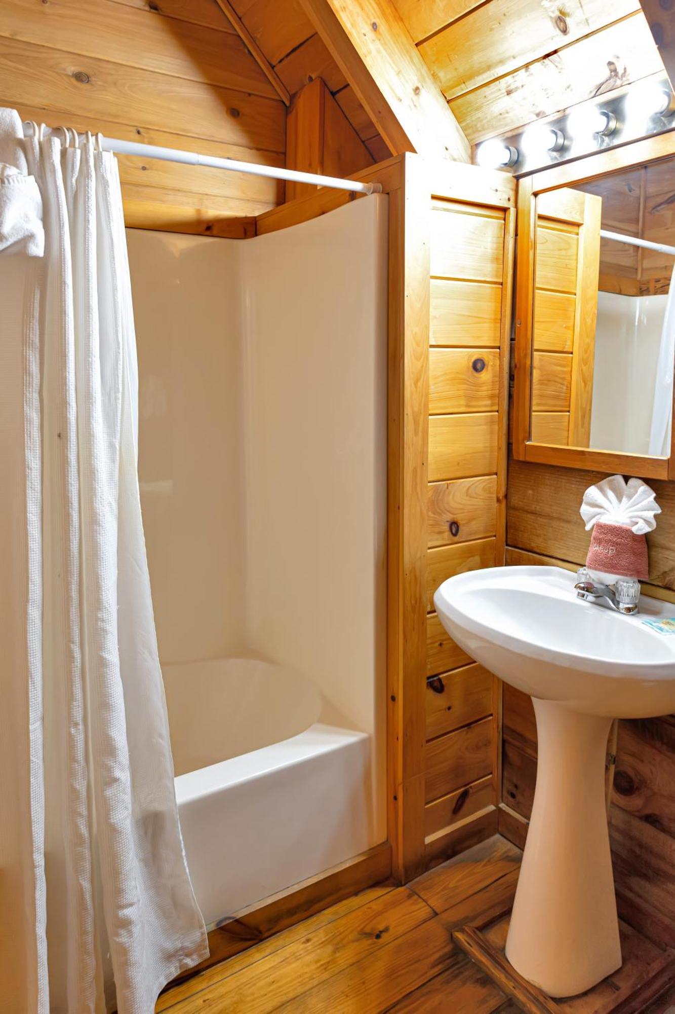 Cozy Cabin! Hot Tub, King Bed, Fireplace, & Pool Gatlinburg Exterior foto