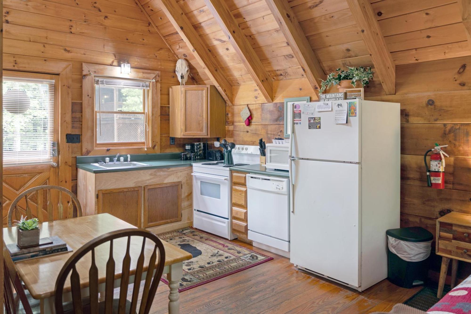 Cozy Cabin! Hot Tub, King Bed, Fireplace, & Pool Gatlinburg Exterior foto