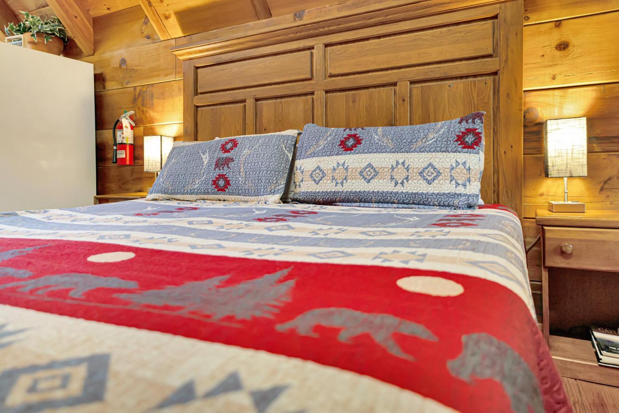 Cozy Cabin! Hot Tub, King Bed, Fireplace, & Pool Gatlinburg Exterior foto